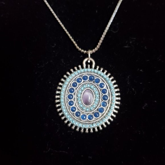 ~ Vintage Pendant on Silver tone chain - Picture 1 of 5
